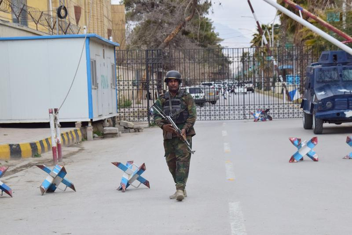 3月12日，在巴基斯坦西南部俾路支省首府奎达，一名安保人员守卫在火车站附近。 新华社发
