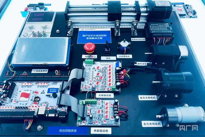 天水天光半导体有限责任公司生产的集成电路产品（央广网记者  李红军  摄）