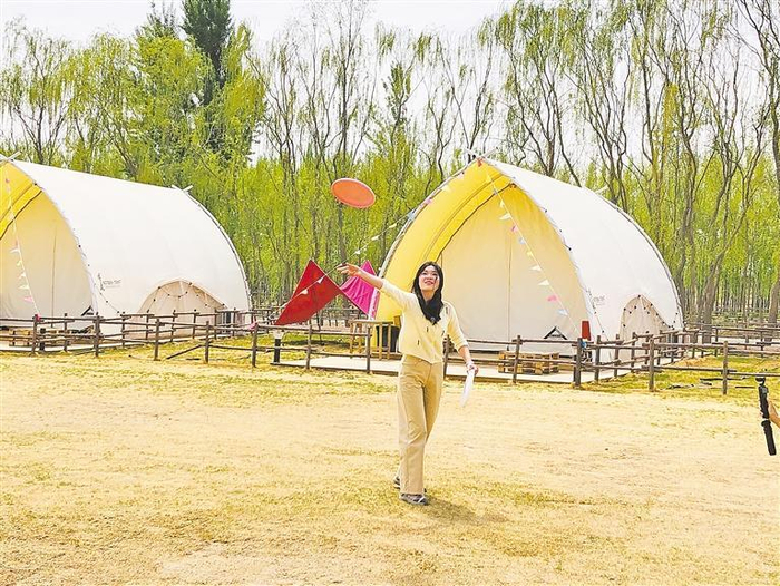 高颖利用闲暇时间参加户外活动。