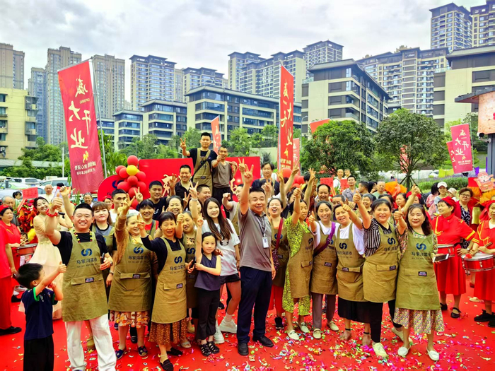 马家湾菜市场开业仪式现场，入驻商户与运营方代表合影