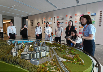 图：泰康保险的工作人员介绍泰康之家·福园养老社区的建设情况