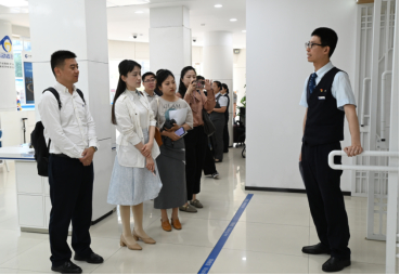 图：建设银行福州鼓屏支行工作人员介绍适老化设施