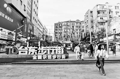     台东步行街街景。崔冬妮摄/光明图片