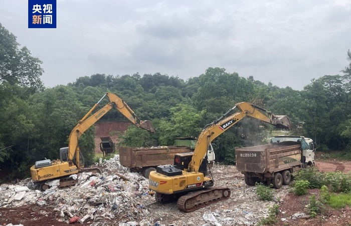 △5月19日上午，湘潭县易俗河镇水竹湾村清运垃圾现场。