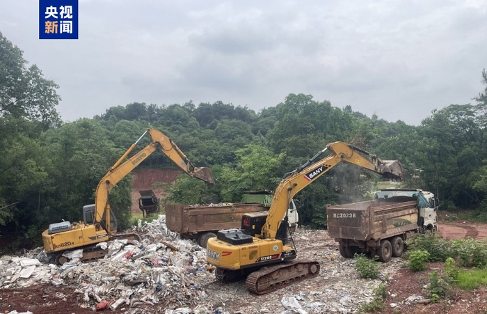 △5月19日上午，湘潭县易俗河镇水竹湾村清运垃圾现场。
