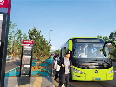 乘客在“大厂专1”路公交车终点站潞城地铁站下车