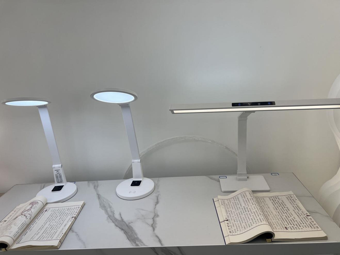 　　北京东三环某家居装饰市场某品牌台灯展示台（聂静/摄）