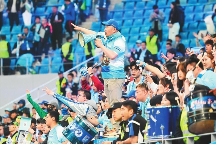         5月17日，大连球迷为家乡球队加油呐喊。  本报记者  孙海涛  摄