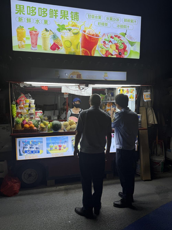执法人员开展错时检查，保障夜市消费安全。张文章/摄