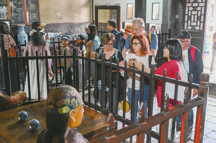 5月18日，人们在临汾市襄汾县陶寺遗址博物馆内参观游览，近距离感受历史和文化的魅力。李现俊摄