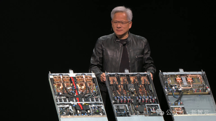 从左至右分别是GB200、GB300和NVlink Switch，均采用100%液冷散热