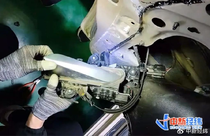 韩先生在维修隐藏式门把手受访者供图