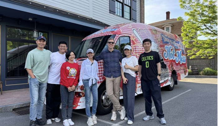 王芳直播团队与杰夫·金尼在“小屁孩”专车前合影 