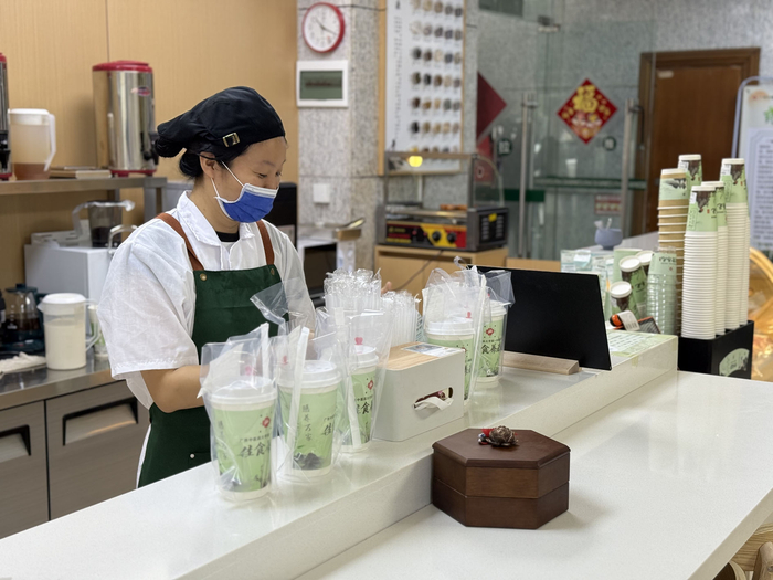 中药奶茶吸引不少市民前来尝鲜。记者　陈一帆　摄