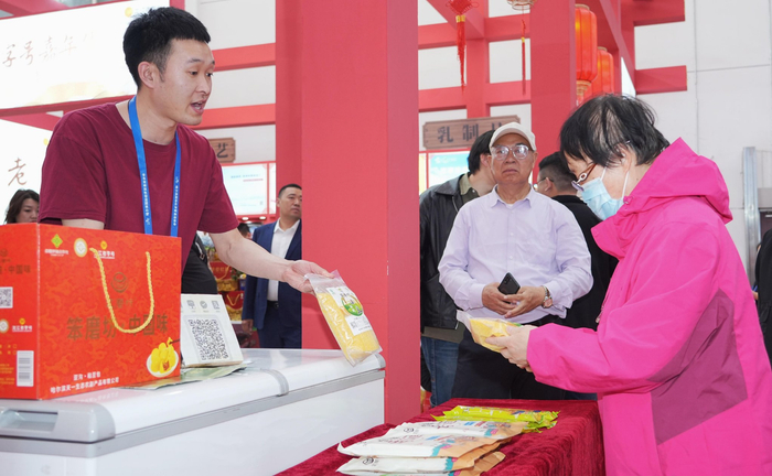 为市民介绍产品