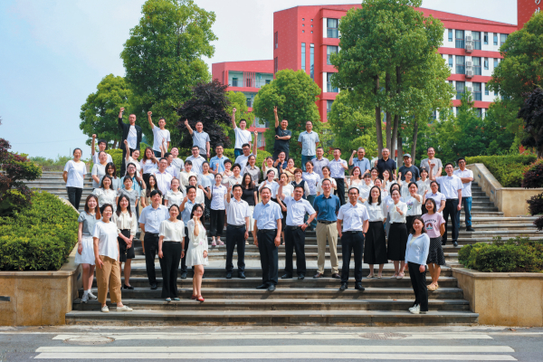 新学年新气象，教师们在新校区合影。