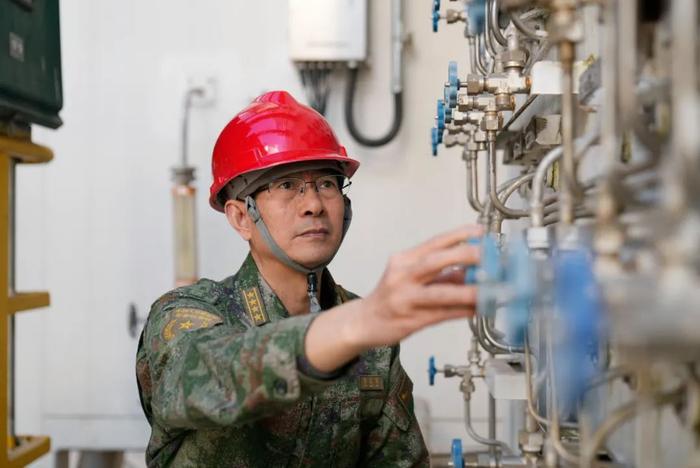 陈振华在试验现场。彭建辉摄