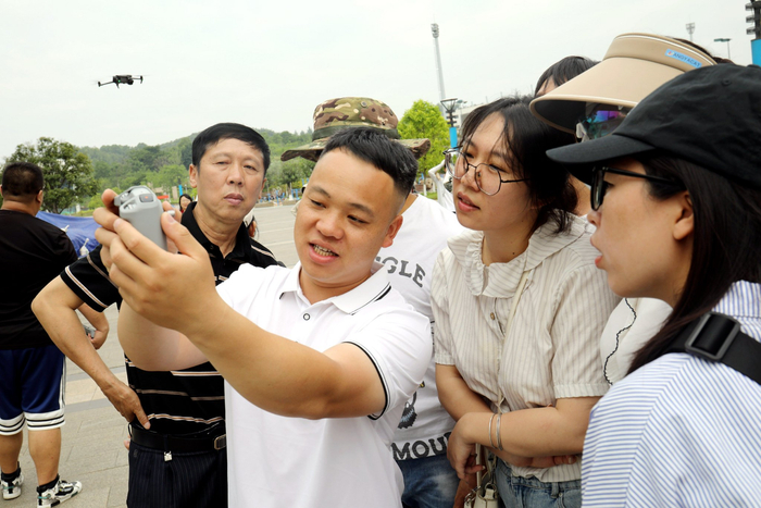 图为授课老师围绕无人机飞行操作等知识进行详细讲解