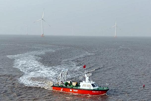 图为“国能海测1号”在江苏环港风电场进行扫测