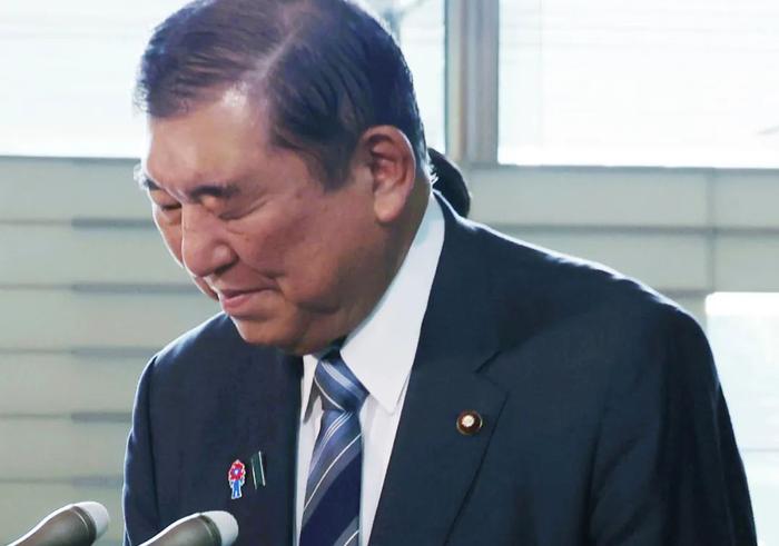 当地时间2025年5月20日,日本东京,日本首相石破茂在其办公室会见媒体,提到尽管面临大米短缺和价格上涨,他仍有意继续任用农业部长江头拓,尽管江头曾表示他从未购买过大米。图片来源:视觉中国