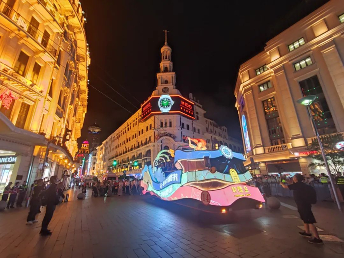 “敦煌金”号花车亮相上海旅游节