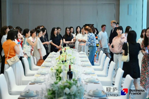 图说:展览设计师导览