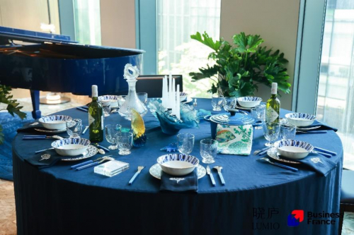 图说:展览夏主题展区布置一景