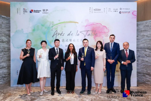 图说:开幕领导嘉宾祝酒合影