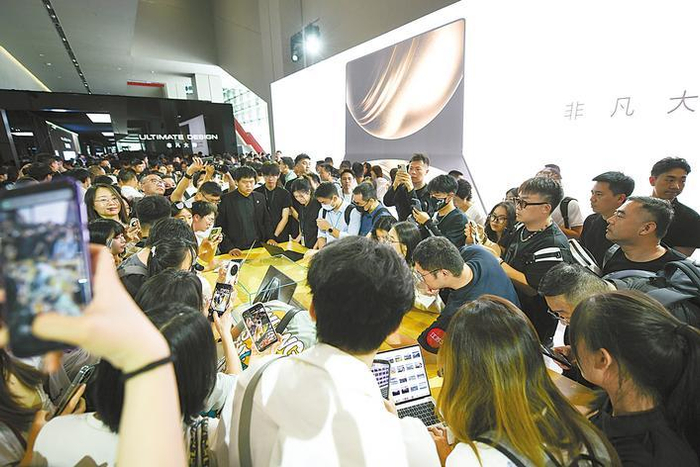     5月19日，消费者在发布会后体验鸿蒙电脑。