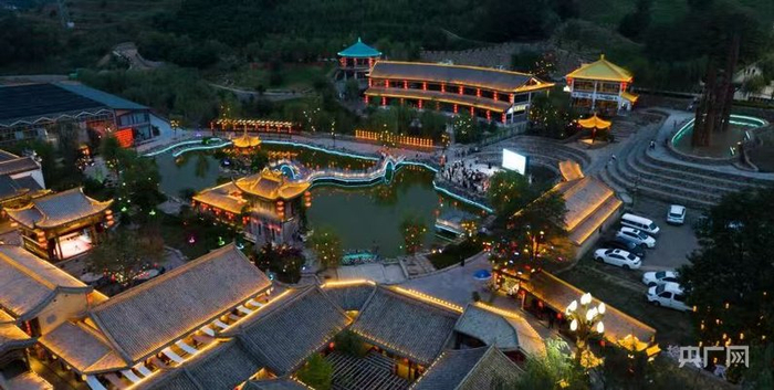 苏湾民俗庄园夜景（央广网发  董微微  摄）