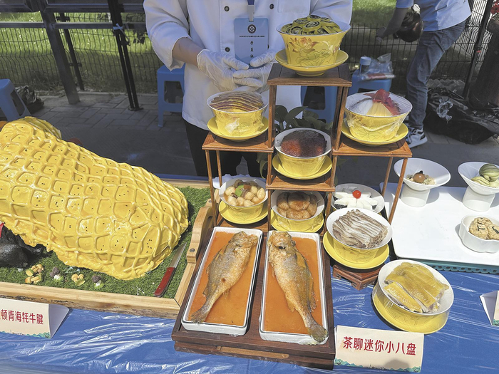 现场展示“茶聊迷你小八盘”创新菜。 本报记者 陶然 摄