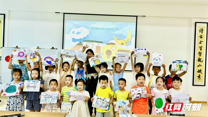 中心门店二楼闲置仓库，归整成新华讲堂。