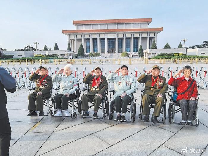 志愿军老英雄来到天安门广场观看升旗仪式,左一李锦华、左三郭兴智、右二黄华强、右三刘世林。 孙连东摄