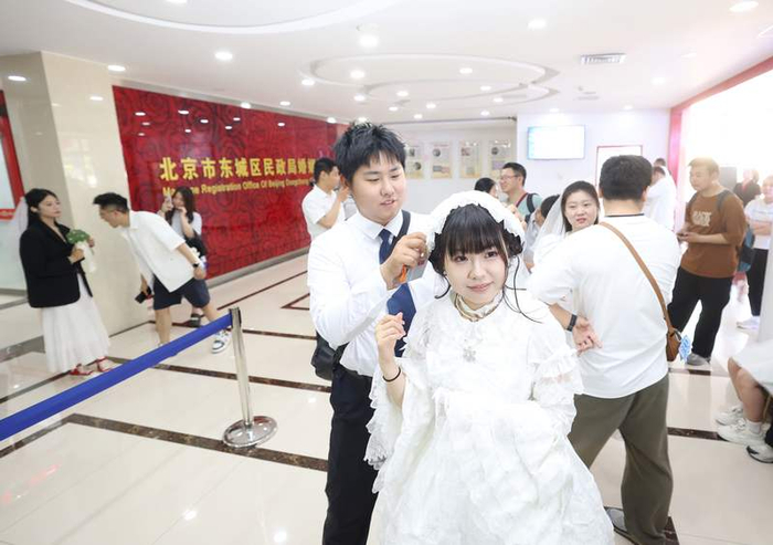 新人排队等待办理结婚登记。新京报记者 王贵彬 摄