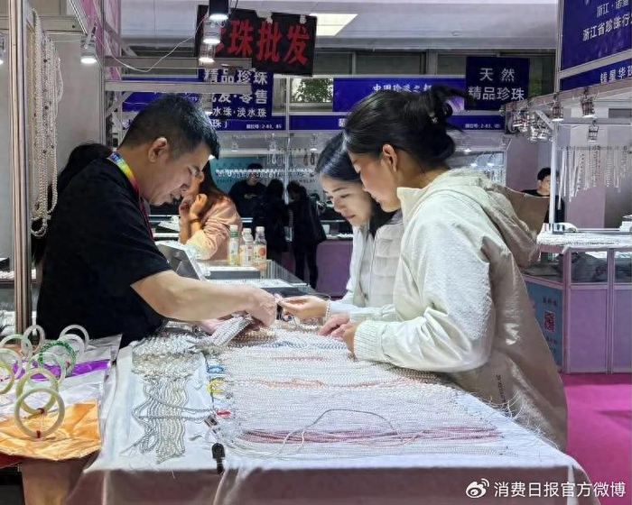 图为消费者正在选购珍珠。黄芷凌 摄