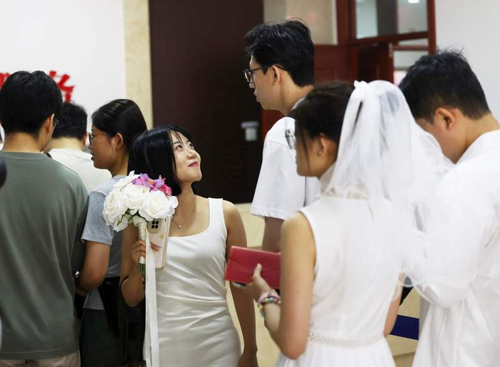 新人排队等待办理结婚登记。新京报记者 王贵彬 摄
