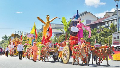 　　中缅胞波狂欢节活动现场。 　　钱景泰摄