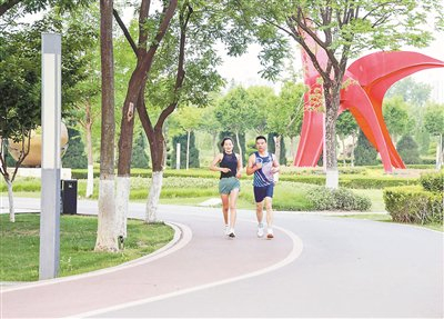 山东省临沂市，一对运动搭子在国际雕塑公园跑步