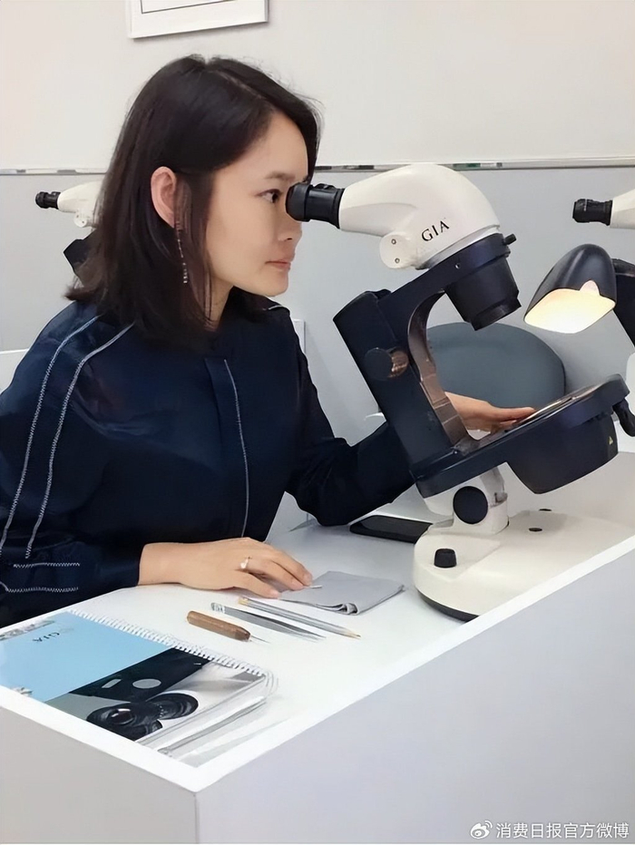 图为 ARLENE BAI 珠宝工作室主理人白杨正在鉴定珠宝品质。