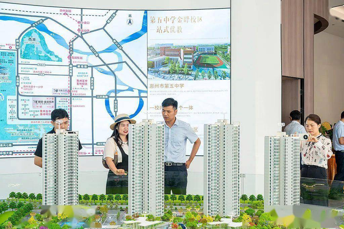 广州，购房者在售楼中心看房