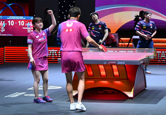 5月21日，林诗栋（右一）/蒯曼（右二）在比赛中丢失关键分。新华社记者 贺长山 摄