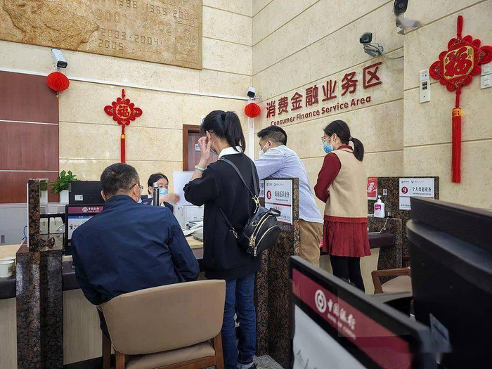 市民在银行提前还贷窗口前办理业务