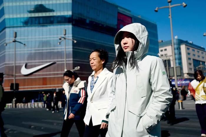 2月25日，走在北京商业街上的均工行人。图/视觉中国