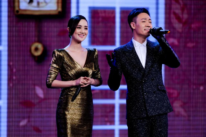 朱媛媛与辛柏青同台出席晚会 图/中新社发 陆欣摄