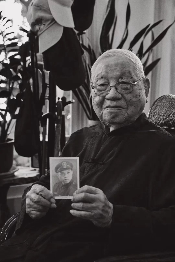 2019年10月11日，广东五华籍台湾老兵曾奇才在台湾苗栗家中为剧组展示老照片。片方供图