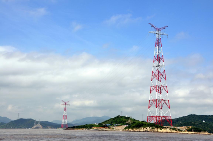 图为位于宁波凉帽山一侧的370米输电高塔