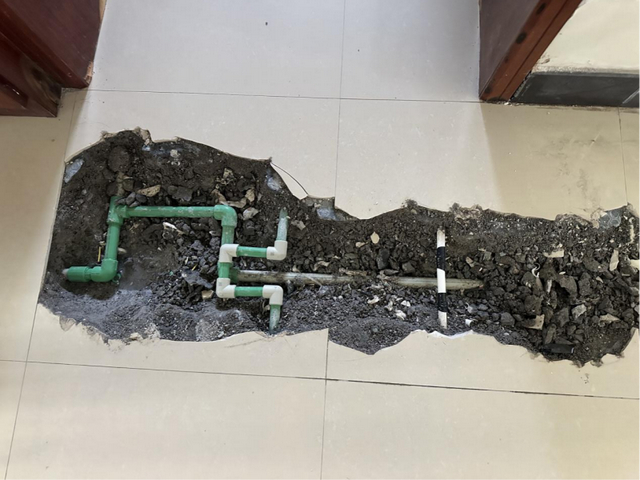 第一块地砖、第二块地砖作业后（央广网发 受访者供图）