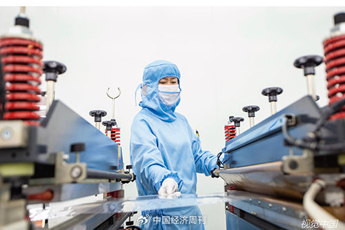 工人在车间内赶制半导体包装材料 视觉中国