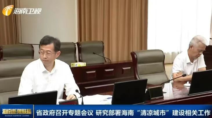 赵峰（左一）；来源：海南卫视5月20日海南新闻联播