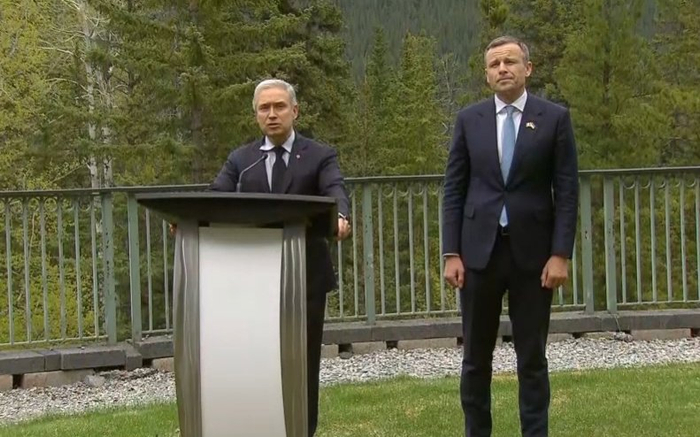 △加拿大财政部长商鹏飞（左）和乌克兰财政部长马尔琴科（右）